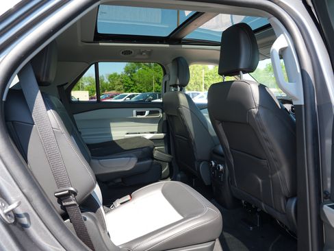 Used 2024 Ford Explorer XLT w/ Equipment Group 202A AWD/4WD image 30