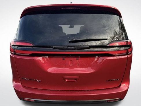 Certified 2025 Chrysler Pacifica Limited image 6