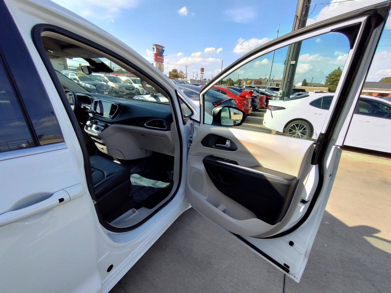Used 2023 Chrysler Pacifica Touring-L FWD image 48
