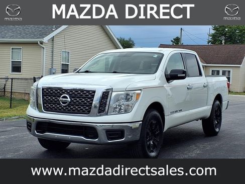 Used 2018 Nissan Titan SV image 4