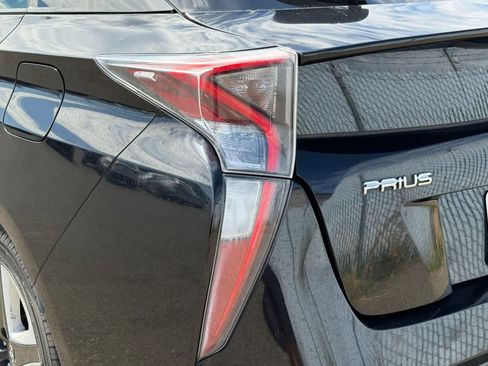 Used 2017 Toyota Prius Three Touring w/ Carpet Mat Package FWD image 23