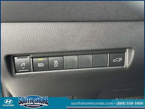 Used 2023 Toyota Venza LE image 21