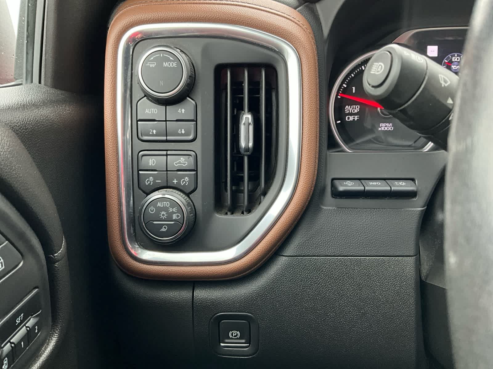 Used 2021 Chevrolet Silverado 1500 High Country w/ Technology Package AWD/4WD image 17