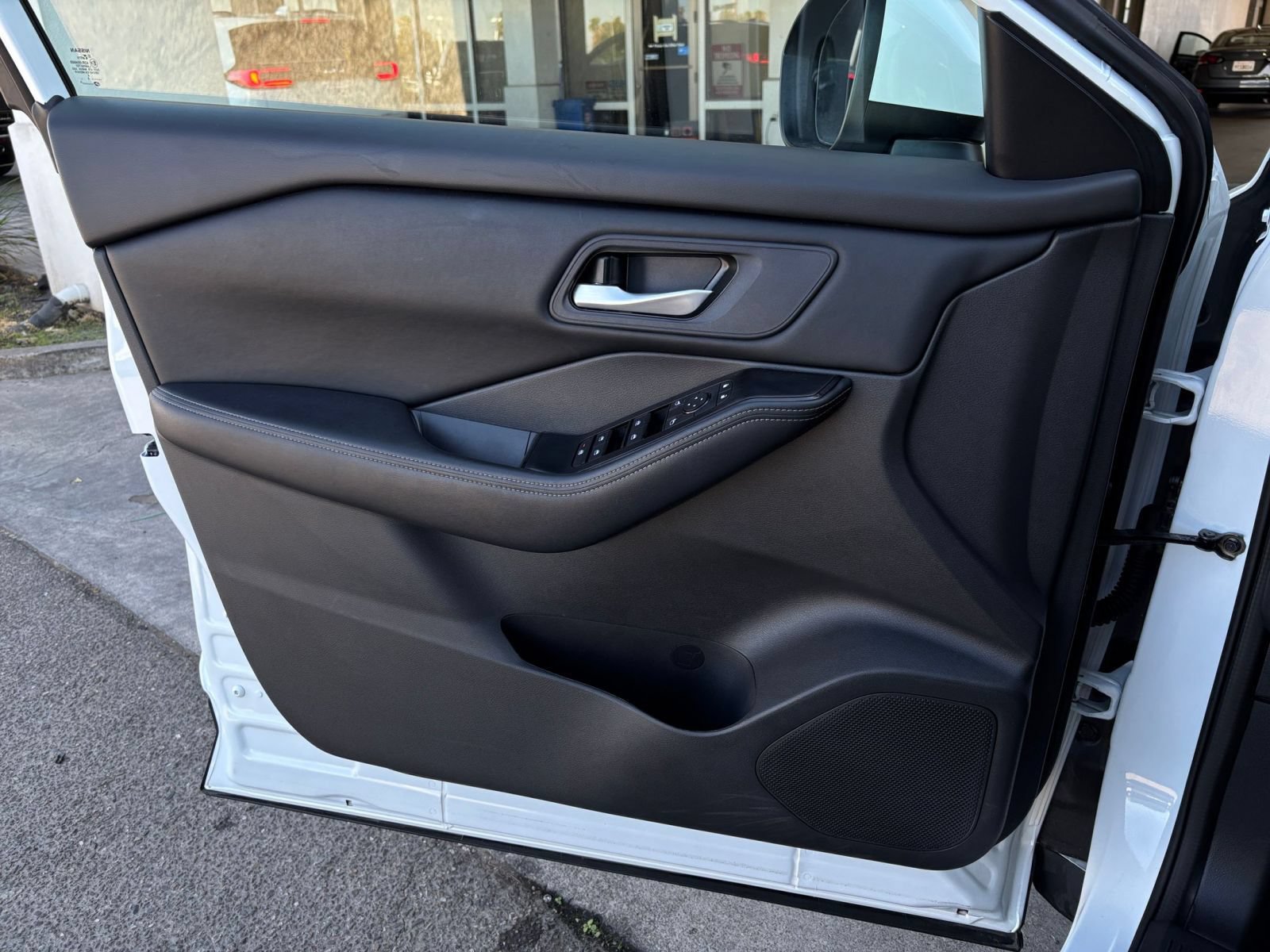 Used 2025 Nissan Rogue SV FWD image 18