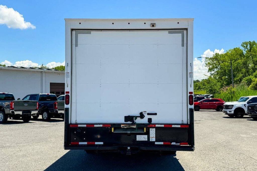 Used 2024 Ford E-350 and Econoline 350 Super Duty w/ Driver's Safety Package RWD image 4