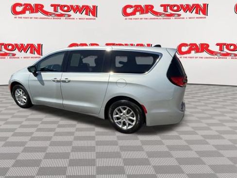 Used 2024 Chrysler Pacifica Touring-L FWD image 6
