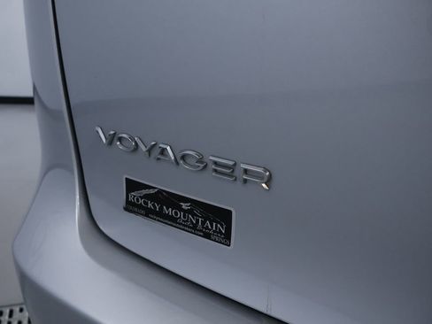 Used 2023 Chrysler Voyager LX FWD image 10