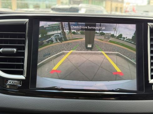 Used 2024 Chrysler Pacifica Touring-L FWD image 25