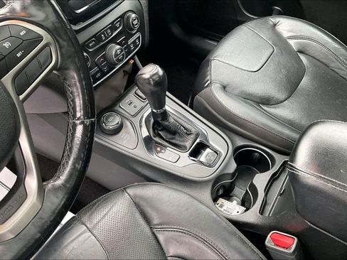 Used 2019 Jeep Cherokee Limited image 18