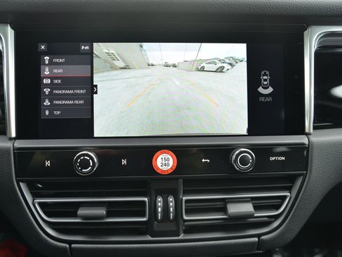 Certified 2025 Porsche Macan image 34