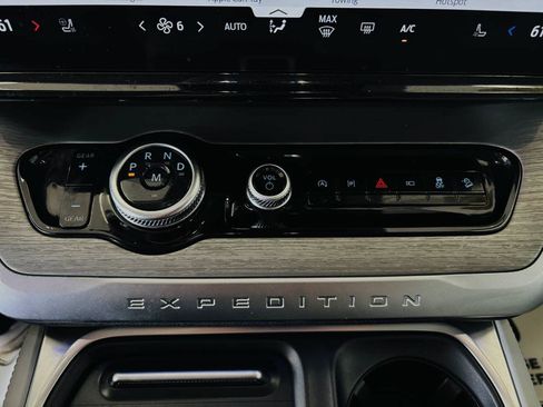 Used 2025 Ford Expedition Platinum w/ Driver's Package AWD/4WD image 62