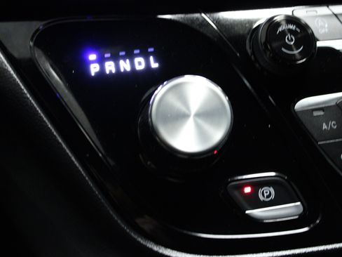 Used 2025 Chrysler Pacifica Select image 24