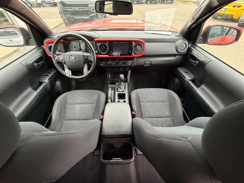 Used 2017 Toyota Tacoma TRD Sport w/ Exterior Package image 8