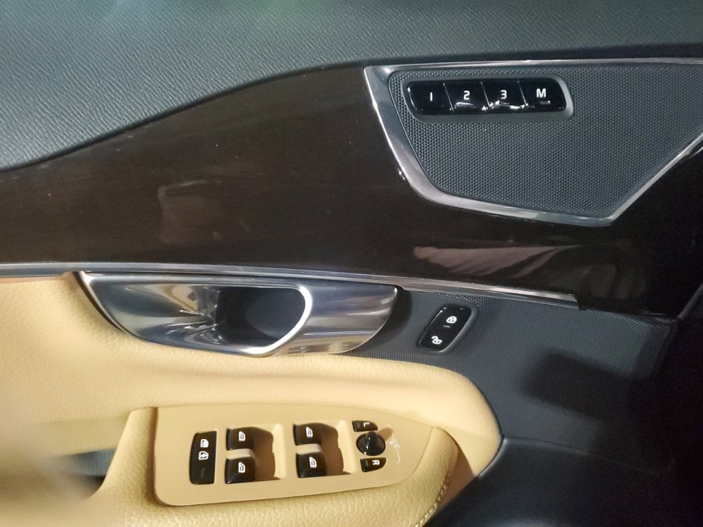 Used 2017 Volvo XC90 T6 Momentum w/ Vision Package AWD/4WD image 17