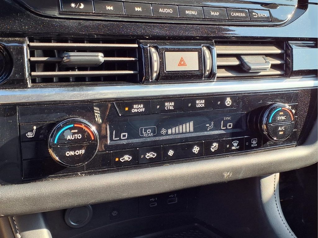 Used 2025 Nissan Pathfinder SL FWD image 12
