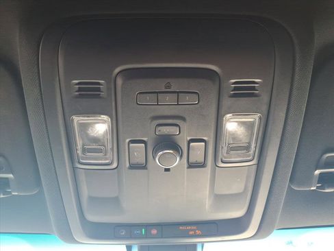 Used 2022 Chevrolet Suburban LT w/ Luxury Package image 18