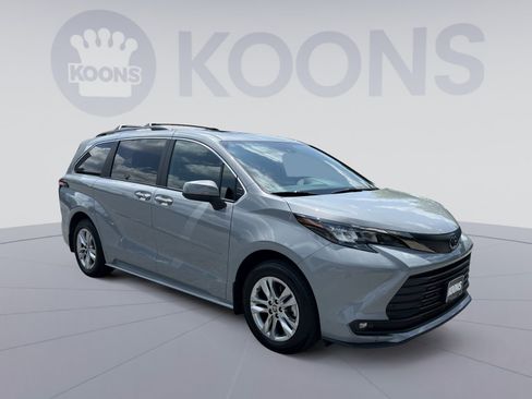 Used 2022 Toyota Sienna XLE Woodland Edition AWD/4WD image 10