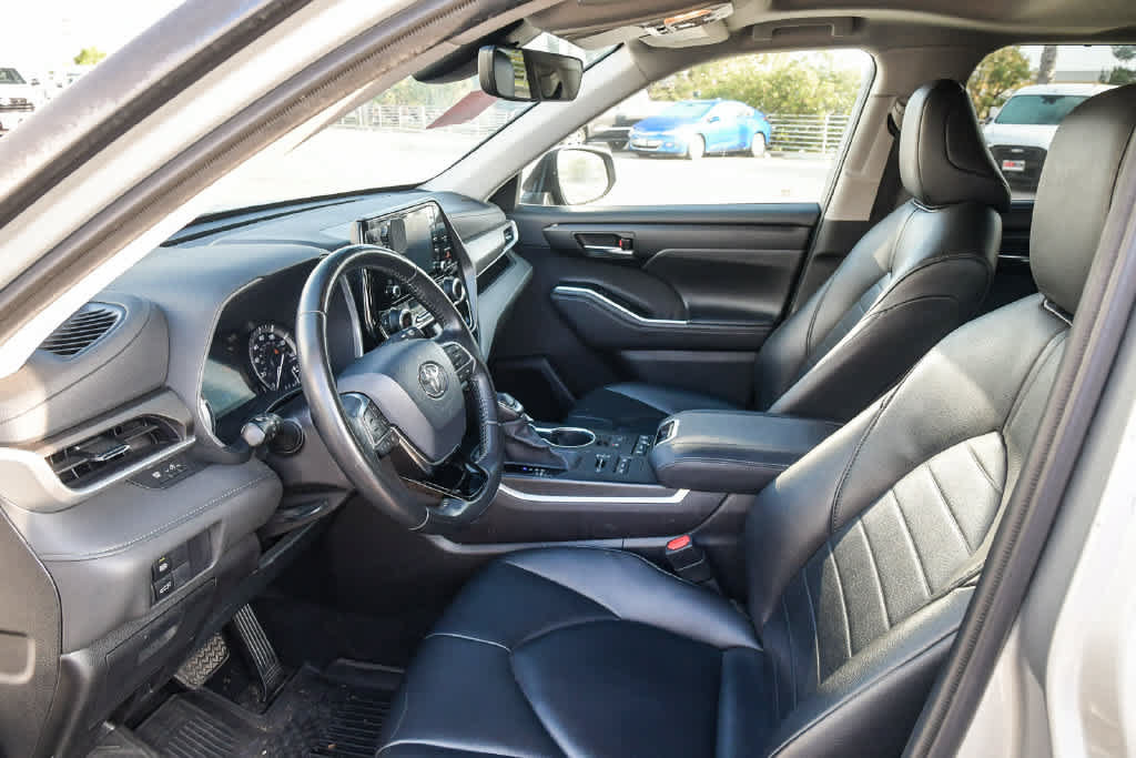 Used 2020 Toyota Highlander XLE w/ Preferred Accessory Package AWD/4WD image 18