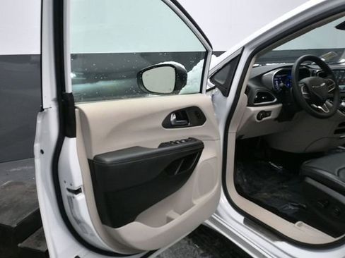 Used 2023 Chrysler Pacifica Touring-L image 16