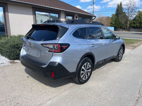 Used 2022 Subaru Outback Premium AWD/4WD image 2
