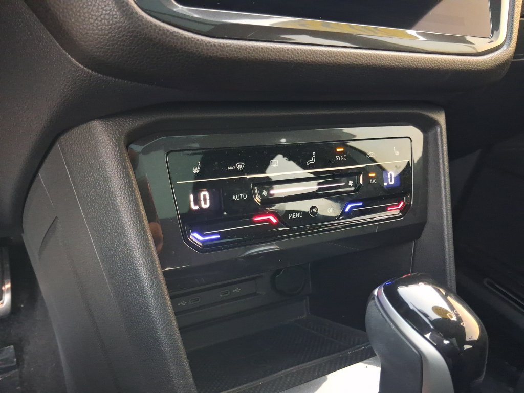 Certified 2024 Volkswagen Tiguan SE R-Line FWD image 27