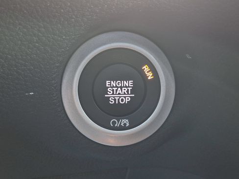 Used 2025 Chrysler Pacifica Select FWD image 16