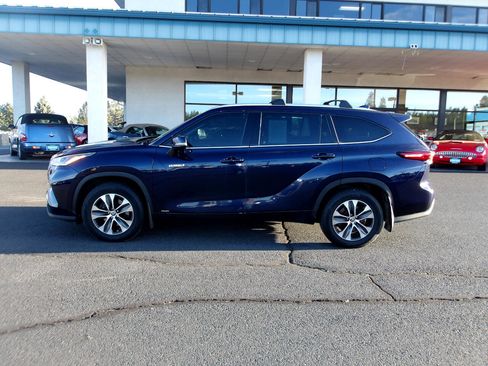 Used 2021 Toyota Highlander XLE image 2