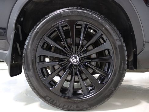 Used 2023 Toyota Highlander L image 72