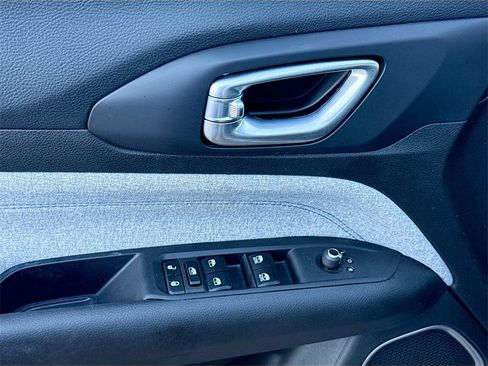 Used 2023 Jeep Compass Latitude image 19