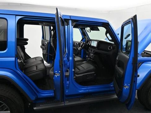 Used 2025 Jeep Wrangler Unlimited Sahara AWD/4WD image 13