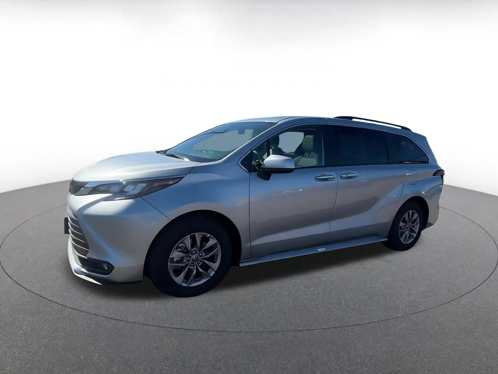 Used 2025 Toyota Sienna XLE FWD image 7