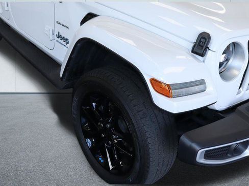 Used 2023 Jeep Wrangler Unlimited Sahara AWD/4WD image 13