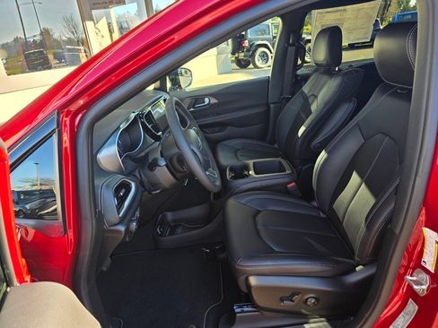 New 2026 Chrysler Pacifica Select image 4