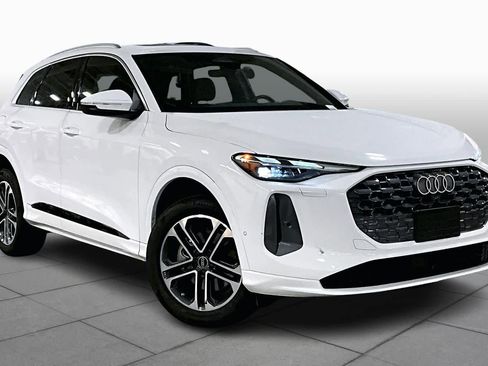 Used 2025 Audi Q5 Premium w/ Convenience Package image 3