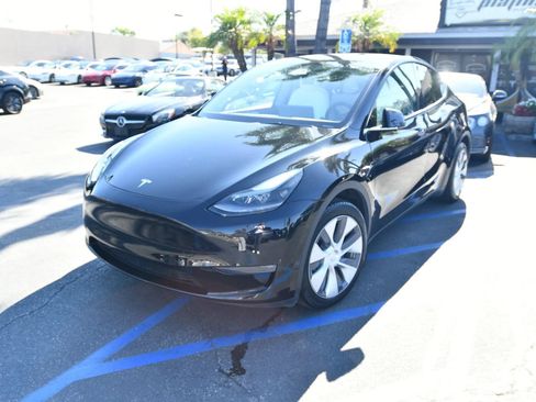 Used 2024 Tesla Model Y Long Range AWD/4WD image 3