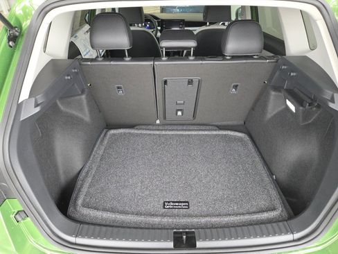 New 2026 Volkswagen Taos SE image 4