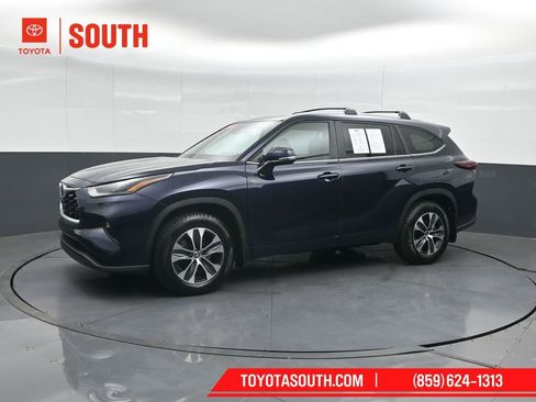 Used 2024 Toyota Highlander XLE AWD/4WD image 7