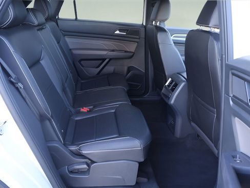 Used 2021 Volkswagen Atlas Cross Sport SE w/ Panoramic Sunroof Package image 17