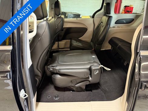 Used 2023 Chrysler Pacifica Touring-L AWD/4WD image 23