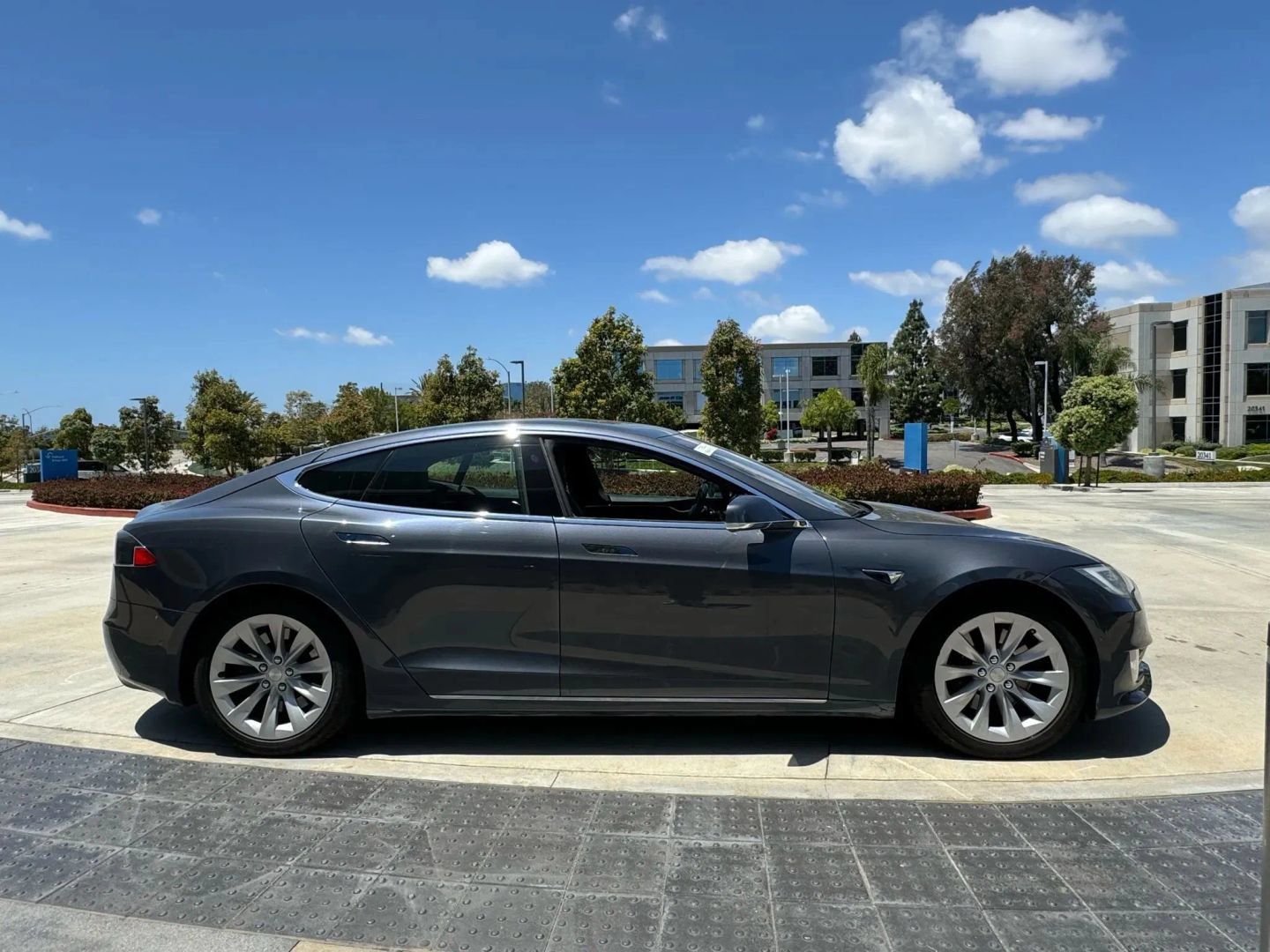Used 2017 Tesla Model S 75 RWD image 4