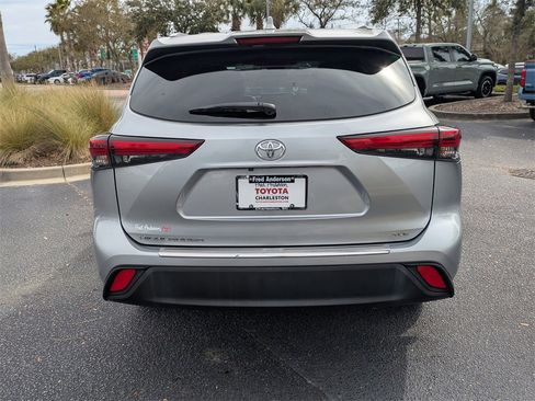Certified 2023 Toyota Highlander XLE image 6