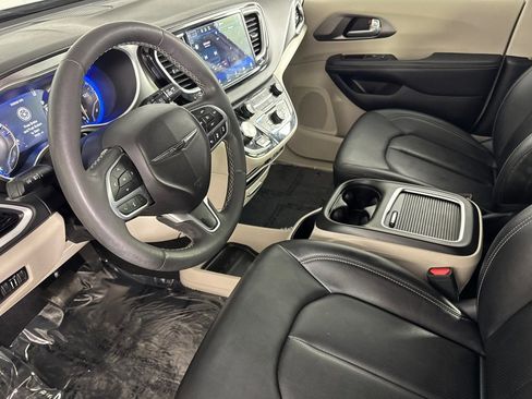 Used 2024 Chrysler Pacifica Touring-L FWD image 7