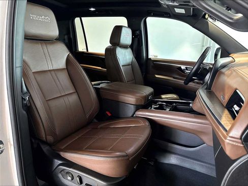 Used 2025 Chevrolet Suburban High Country w/ Sun And Tow Package RWD image 22
