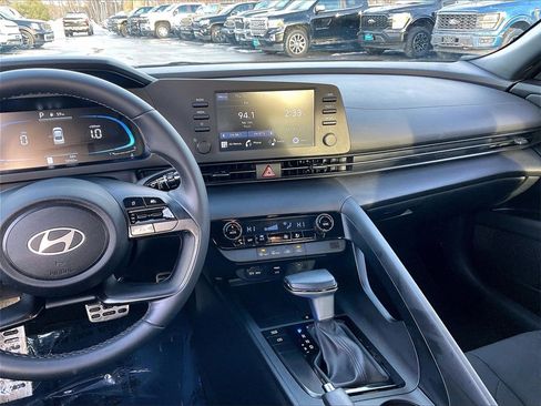 Used 2025 Hyundai Elantra Sport image 17