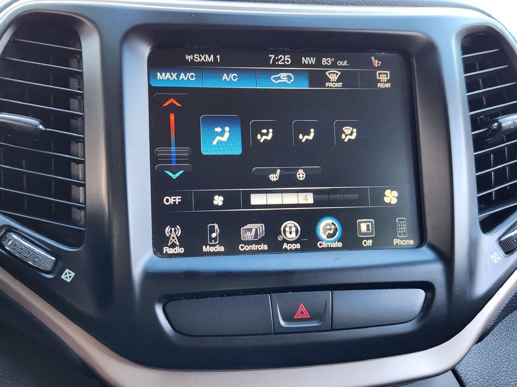 Used 2016 Jeep Cherokee Latitude w/ Cold Weather Group AWD/4WD image 10