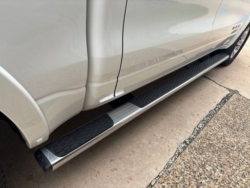 Used 2019 RAM 1500 Laramie AWD/4WD image 10