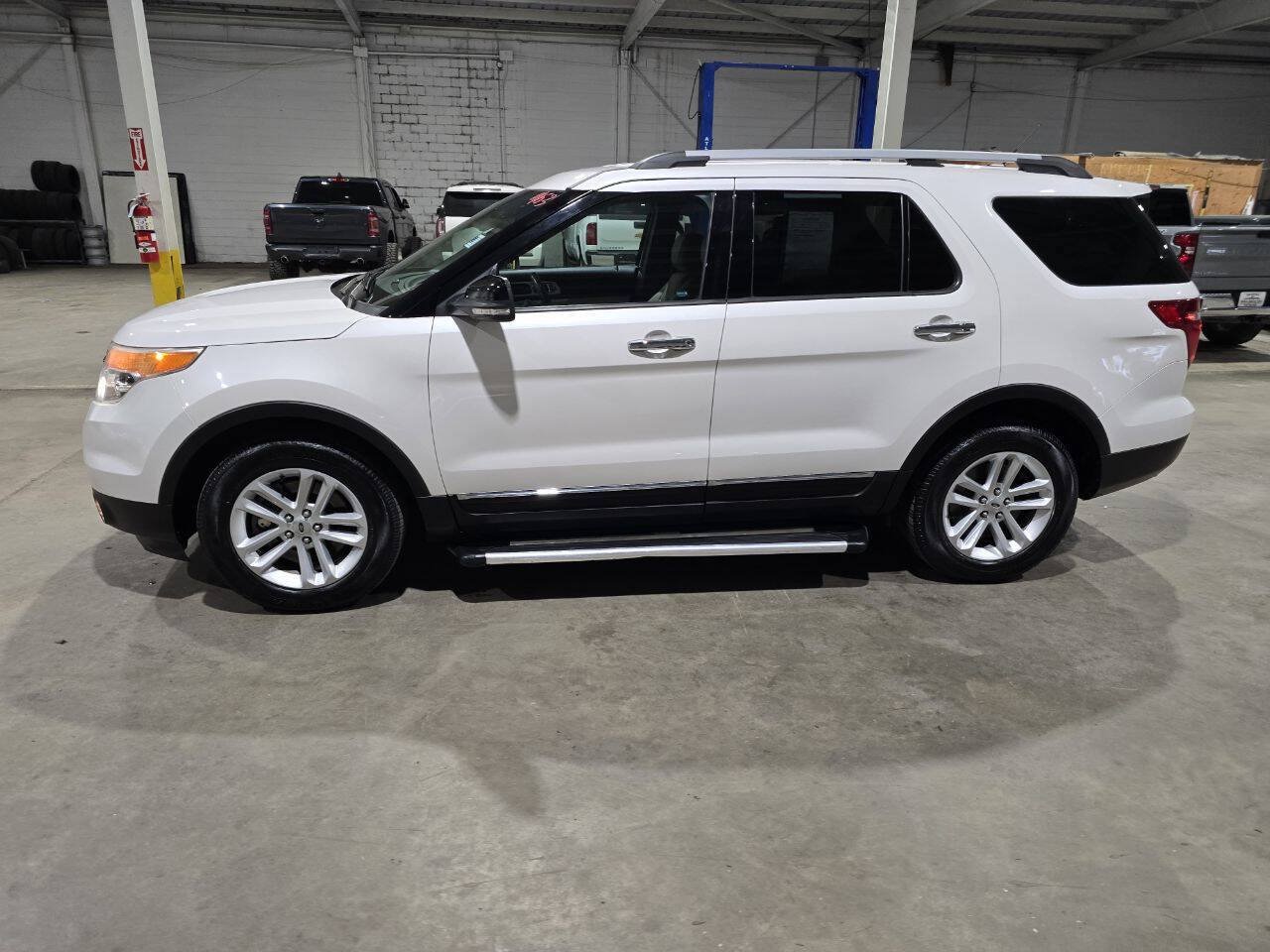 Used 2015 Ford Explorer XLT w/ Equipment Group 202A AWD/4WD image 4
