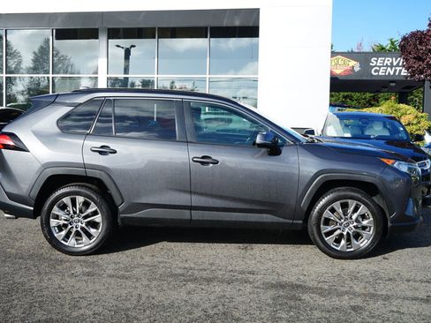 Used 2021 Toyota RAV4 XLE Premium image 7