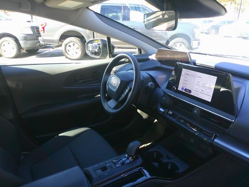 Used 2024 Toyota Prius LE image 33