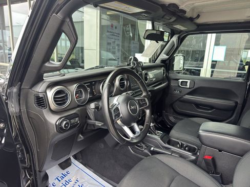 Used 2020 Jeep Wrangler Unlimited Sahara AWD/4WD image 3